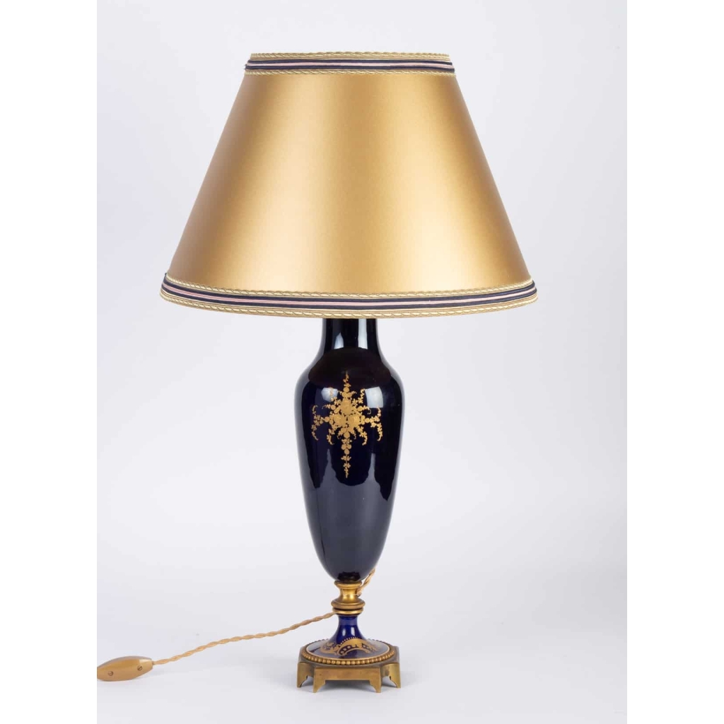 Lampe bleu de Sèvres à scènes galantes XIXème | Biron Lampe bleu de Sèvres à scènes galantes XIXème