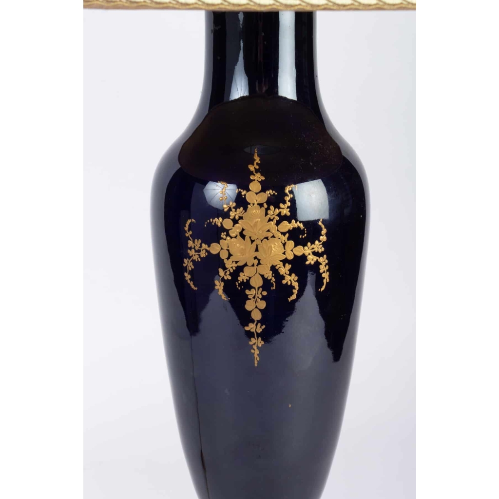 Lampe bleu de Sèvres à scènes galantes XIXème | Biron Lampe bleu de Sèvres à scènes galantes XIXème