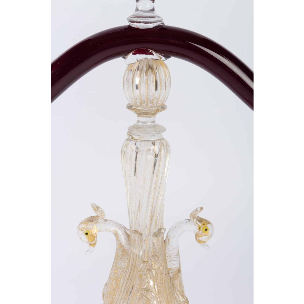 Un chandelier Venise (Murano) rouge avec 2 cygnes 1910 flag | Biron Un chandelier Venise (Murano) rouge avec 2 cygnes 1910 flag