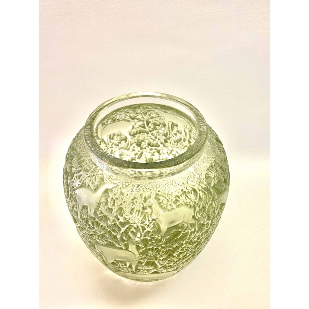Vase « Biches » verre blanc patiné vert de René LALIQUE | Biron Vase "Biches" verre blanc patiné vert de René LALIQUE