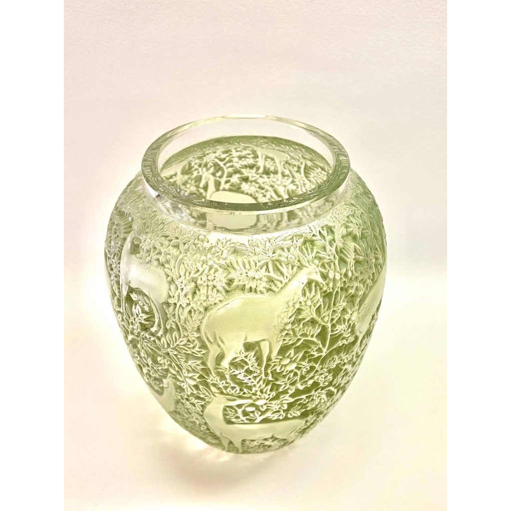 Vase « Biches » verre blanc patiné vert de René LALIQUE | Biron Vase "Biches" verre blanc patiné vert de René LALIQUE