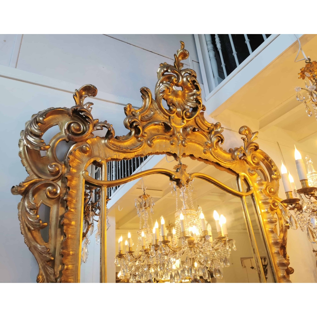 Important miroir Louis XV en bois doré d’époque Napoléon III. | Biron Important miroir Louis XV en bois doré d'époque Napoléon III.