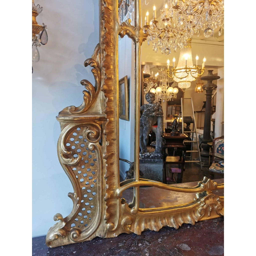 Important miroir Louis XV en bois doré d’époque Napoléon III. | Biron Important miroir Louis XV en bois doré d'époque Napoléon III.