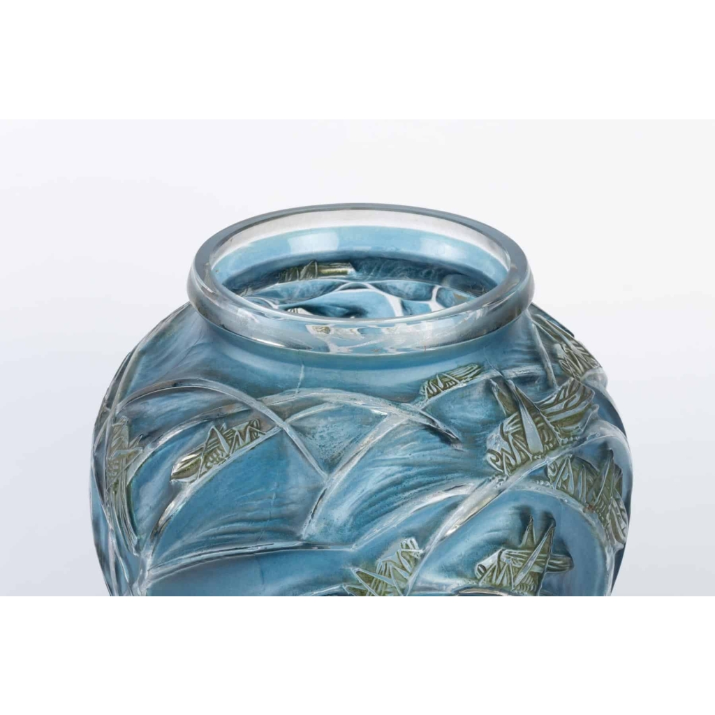 Vase « Sauterelles » verre blanc patiné bleu et vert à chaud de René LALIQUE | Biron Vase « Sauterelles » verre blanc patiné bleu et vert à chaud de René LALIQUE
