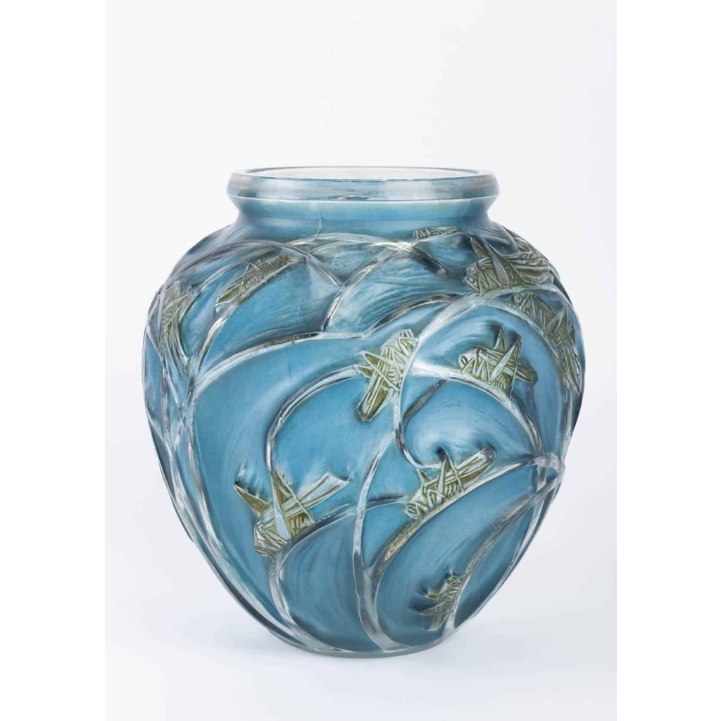 Vase « Sauterelles » verre blanc patiné bleu et vert à chaud de René LALIQUE | Biron Vase « Sauterelles » verre blanc patiné bleu et vert à chaud de René LALIQUE