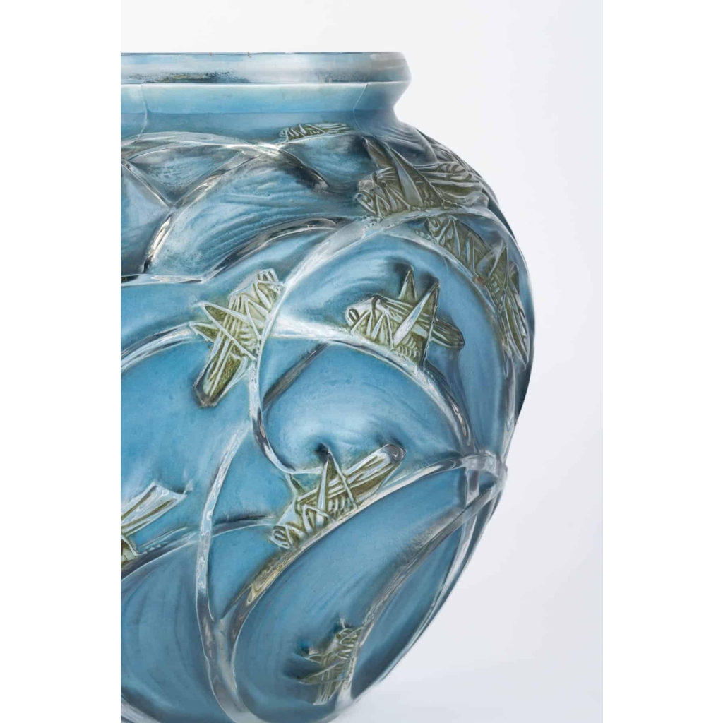 Vase « Sauterelles » verre blanc patiné bleu et vert à chaud de René LALIQUE | Biron Vase « Sauterelles » verre blanc patiné bleu et vert à chaud de René LALIQUE