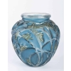 Vase « Sauterelles » verre blanc patiné bleu et vert à chaud de René LALIQUE | Biron Vase « Sauterelles » verre blanc patiné bleu et vert à chaud de René LALIQUE