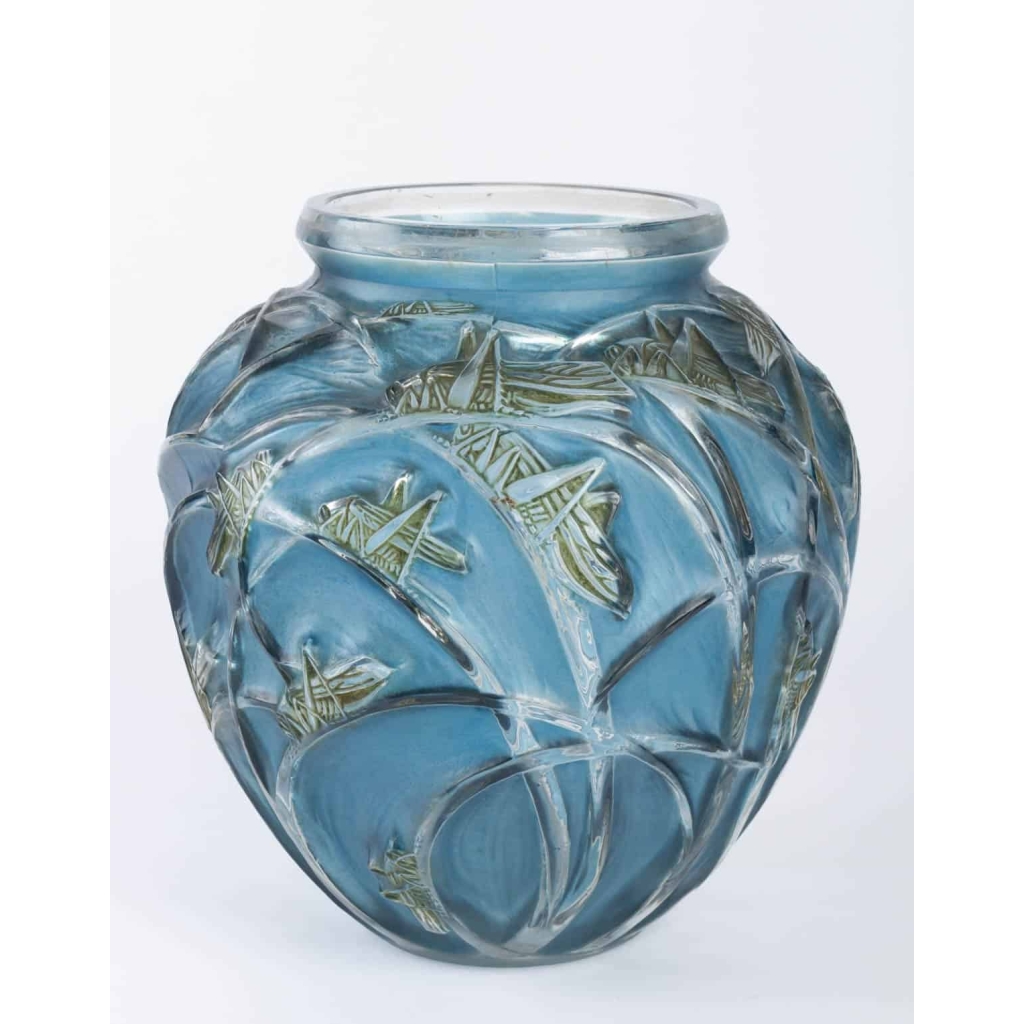 Vase « Sauterelles » verre blanc patiné bleu et vert à chaud de René LALIQUE | Biron Vase « Sauterelles » verre blanc patiné bleu et vert à chaud de René LALIQUE