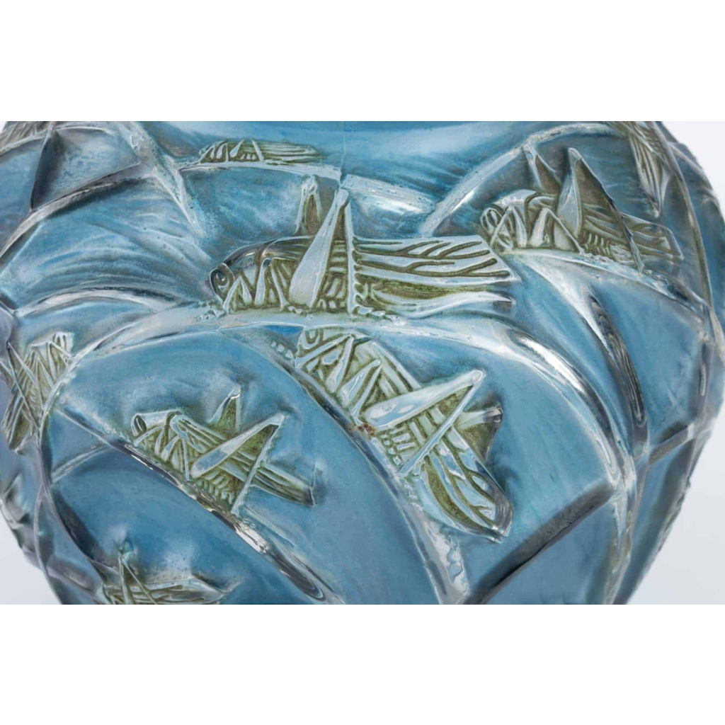 Vase « Sauterelles » verre blanc patiné bleu et vert à chaud de René LALIQUE | Biron Vase « Sauterelles » verre blanc patiné bleu et vert à chaud de René LALIQUE