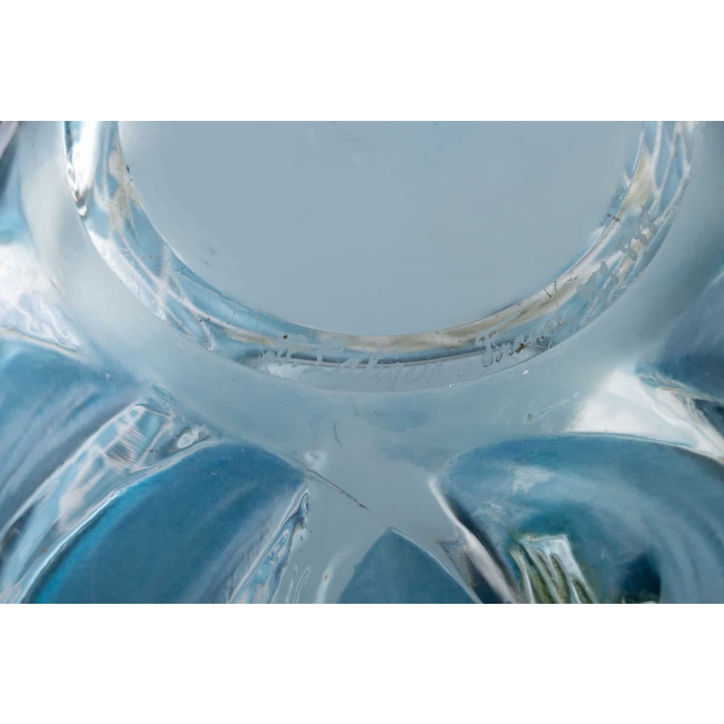 Vase « Sauterelles » verre blanc patiné bleu et vert à chaud de René LALIQUE | Biron Vase « Sauterelles » verre blanc patiné bleu et vert à chaud de René LALIQUE