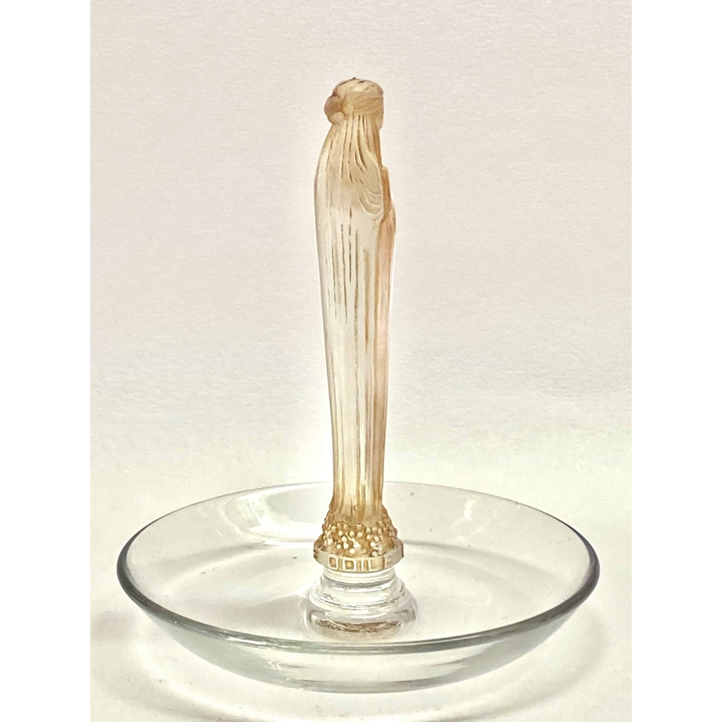 Cendrier Baguier « Clos Sainte-Odile » verre blanc patiné sépia de René LALIQUE | Biron Cendrier Baguier "Clos Sainte-Odile" verre blanc patiné sépia de René LALIQUE