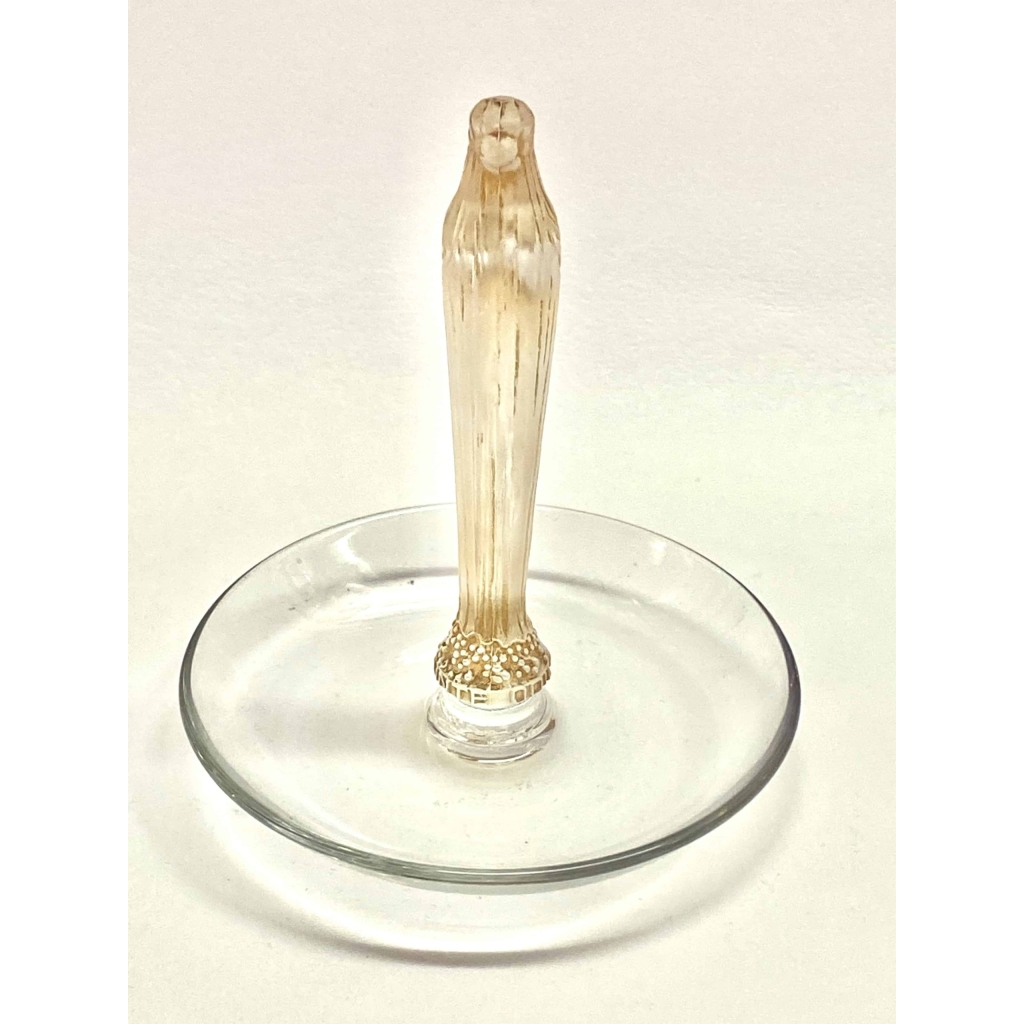 Cendrier Baguier « Clos Sainte-Odile » verre blanc patiné sépia de René LALIQUE | Biron Cendrier Baguier "Clos Sainte-Odile" verre blanc patiné sépia de René LALIQUE