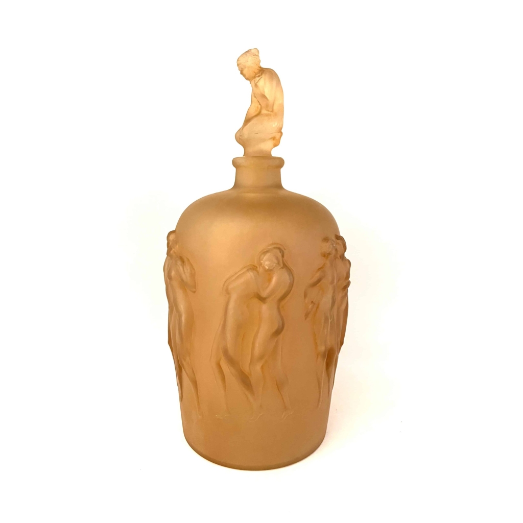 Vase « Douze Figurines avec Bouchon Figurine » verre blanc patiné sépia de René LALIQUE | Biron Vase "Douze Figurines avec Bouchon Figurine" verre blanc patiné sépia de René LALIQUE