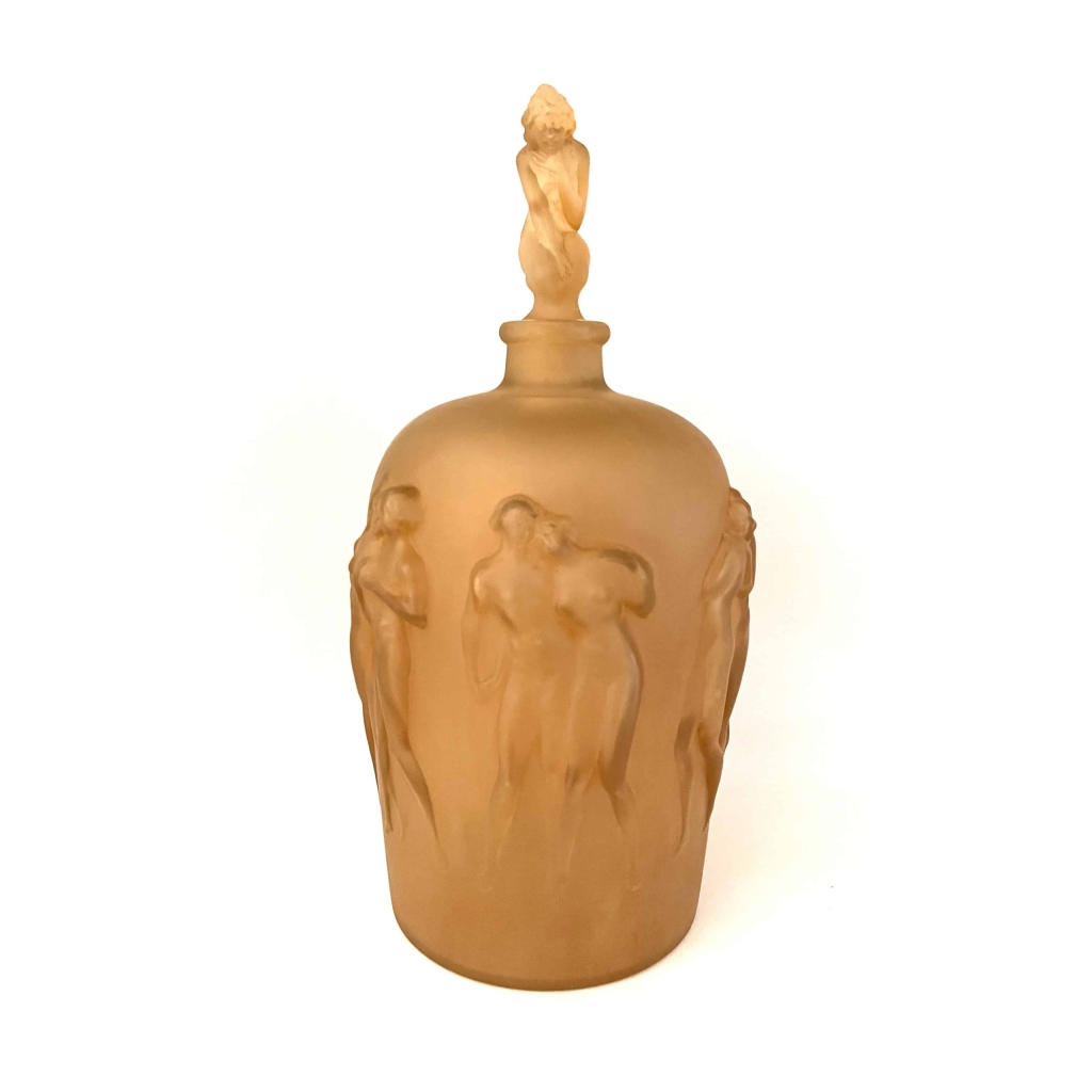 Vase « Douze Figurines avec Bouchon Figurine » verre blanc patiné sépia de René LALIQUE | Biron Vase "Douze Figurines avec Bouchon Figurine" verre blanc patiné sépia de René LALIQUE