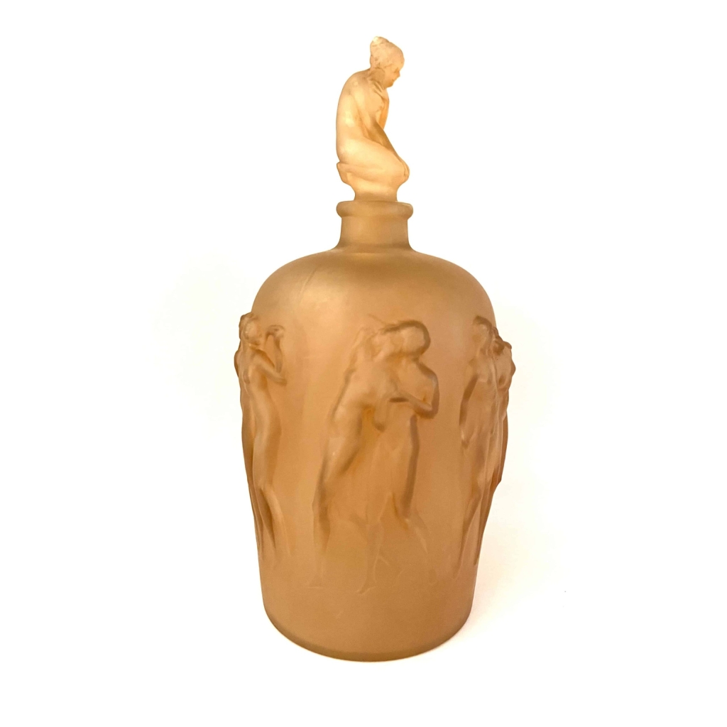 Vase « Douze Figurines avec Bouchon Figurine » verre blanc patiné sépia de René LALIQUE | Biron Vase "Douze Figurines avec Bouchon Figurine" verre blanc patiné sépia de René LALIQUE