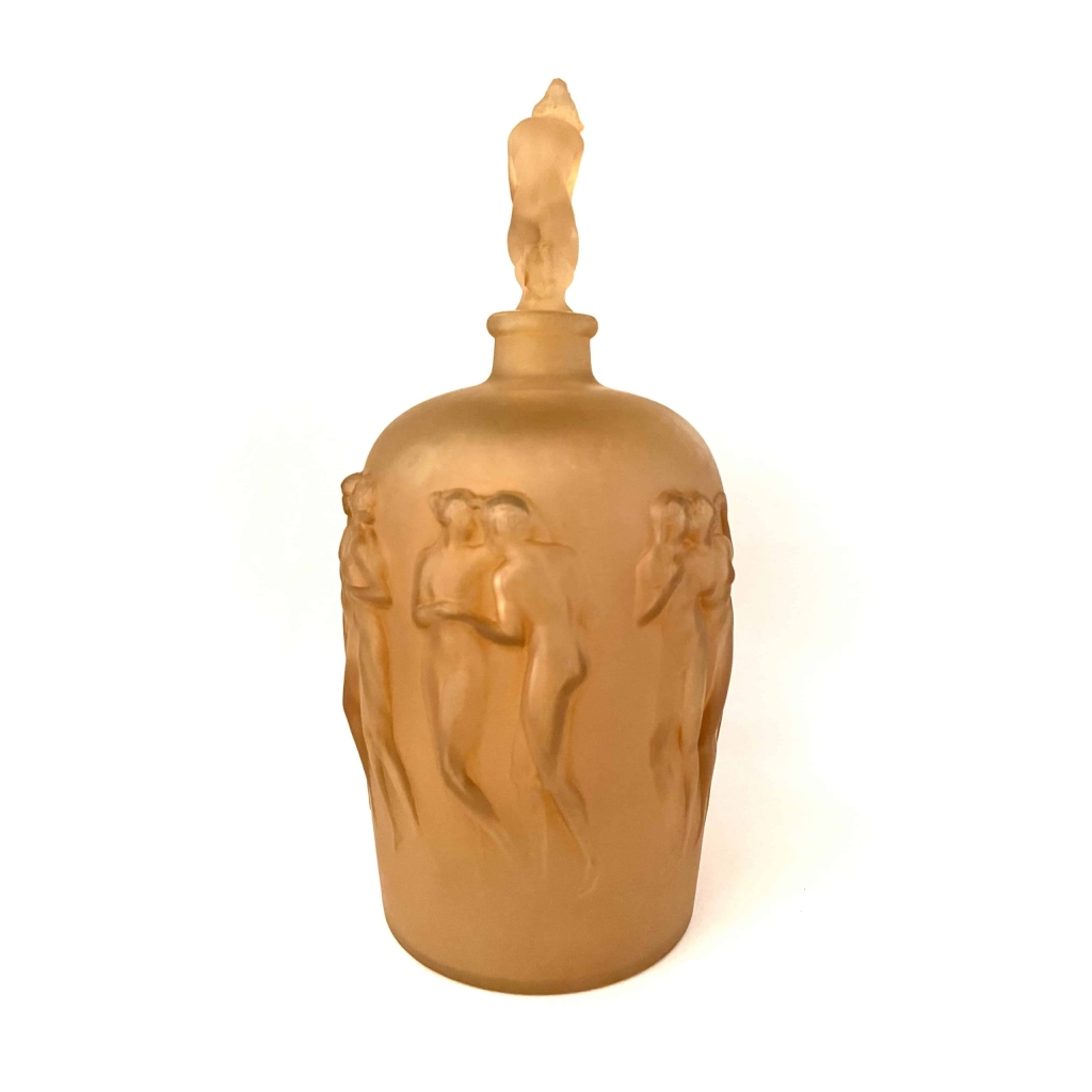 Vase « Douze Figurines avec Bouchon Figurine » verre blanc patiné sépia de René LALIQUE | Biron Vase "Douze Figurines avec Bouchon Figurine" verre blanc patiné sépia de René LALIQUE