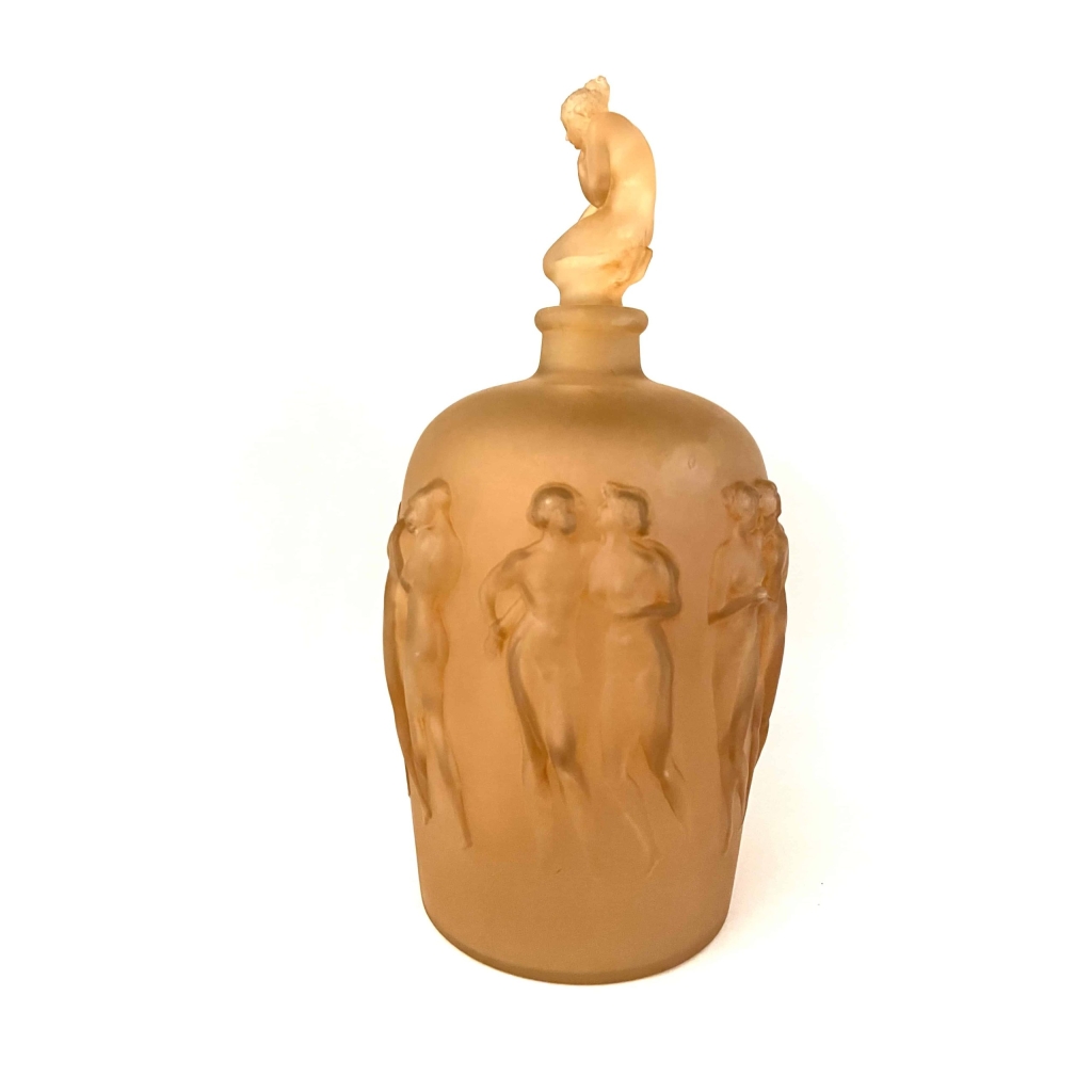 Vase « Douze Figurines avec Bouchon Figurine » verre blanc patiné sépia de René LALIQUE | Biron Vase "Douze Figurines avec Bouchon Figurine" verre blanc patiné sépia de René LALIQUE