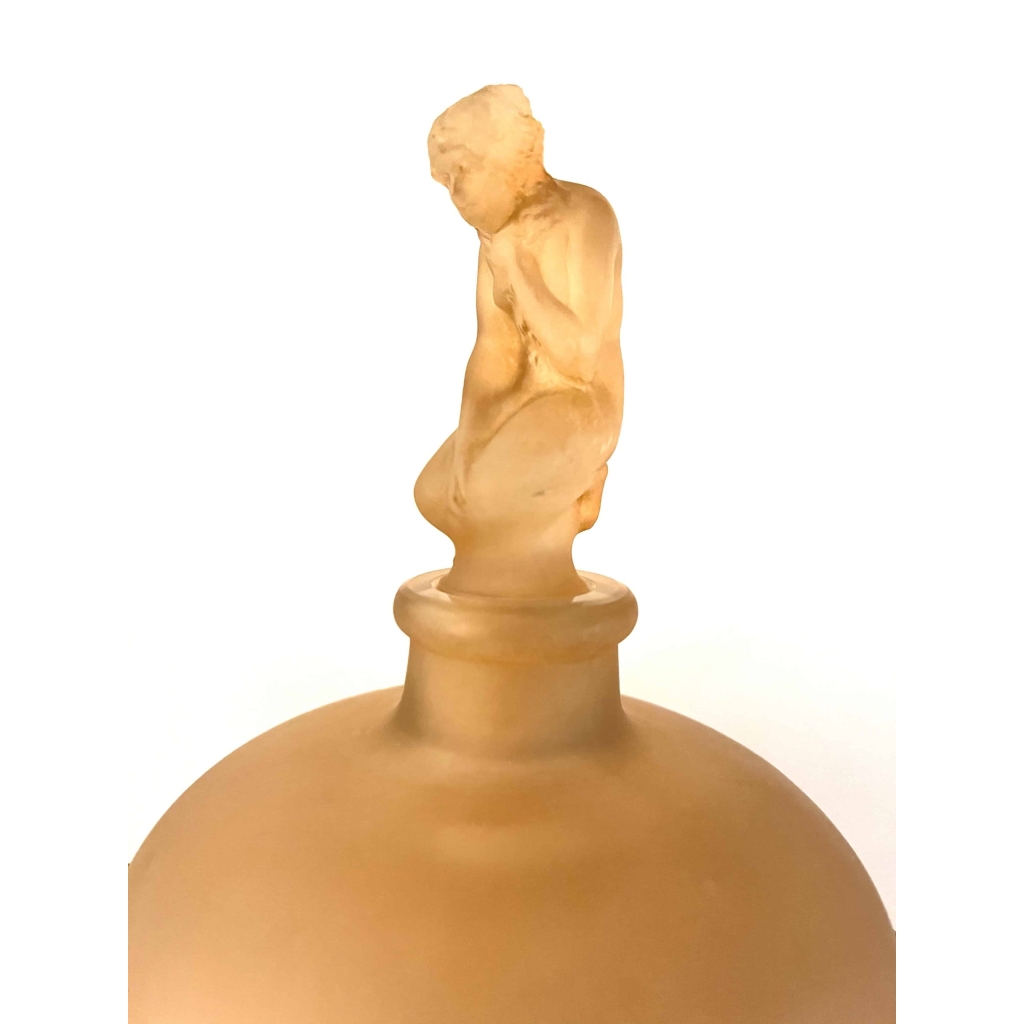 Vase « Douze Figurines avec Bouchon Figurine » verre blanc patiné sépia de René LALIQUE | Biron Vase "Douze Figurines avec Bouchon Figurine" verre blanc patiné sépia de René LALIQUE