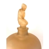 Vase « Douze Figurines avec Bouchon Figurine » verre blanc patiné sépia de René LALIQUE | Biron Vase "Douze Figurines avec Bouchon Figurine" verre blanc patiné sépia de René LALIQUE