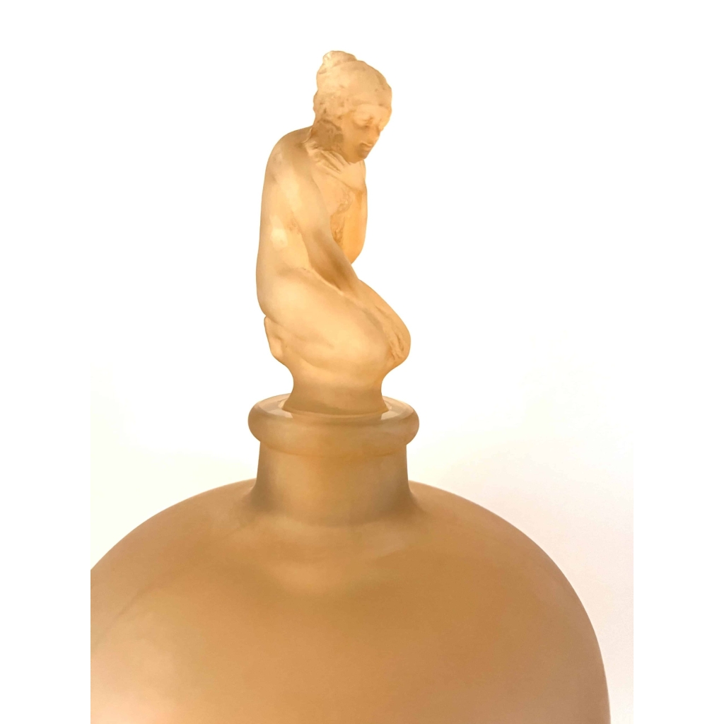 Vase « Douze Figurines avec Bouchon Figurine » verre blanc patiné sépia de René LALIQUE | Biron Vase "Douze Figurines avec Bouchon Figurine" verre blanc patiné sépia de René LALIQUE