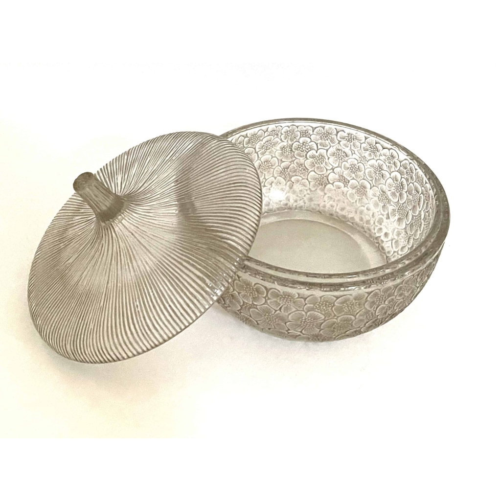 Boîte « Eglantines » verre blanc patiné sépia de René LALIQUE | Biron Boîte "Eglantines" verre blanc patiné sépia de René LALIQUE