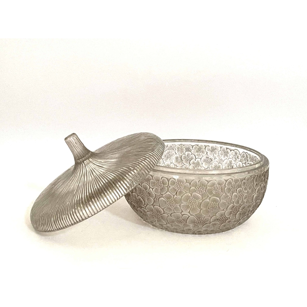 Boîte « Eglantines » verre blanc patiné sépia de René LALIQUE | Biron Boîte "Eglantines" verre blanc patiné sépia de René LALIQUE