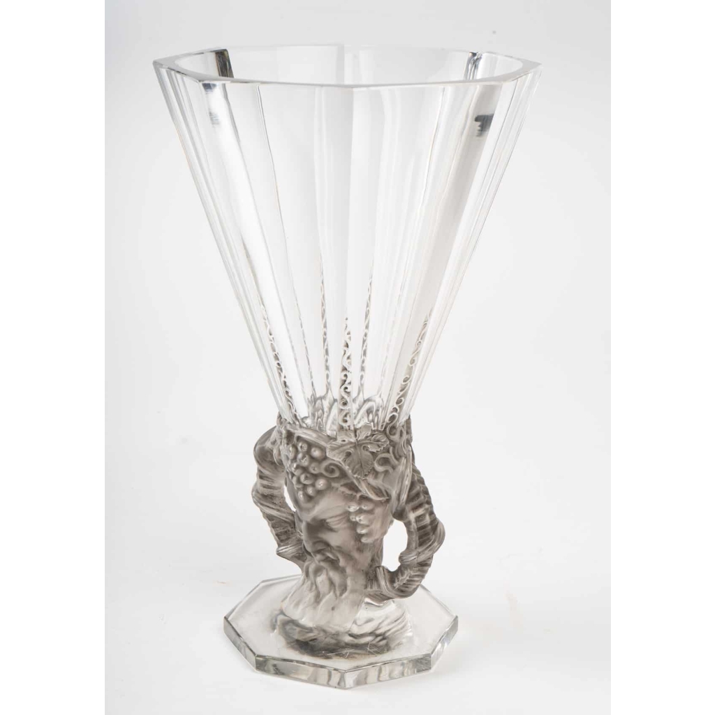 Vase « Faune » cristal blanc moulé-pressé, taillé et patiné gris de René LALIQUE | Biron Vase « Faune » cristal blanc moulé-pressé, taillé et patiné gris de René LALIQUE