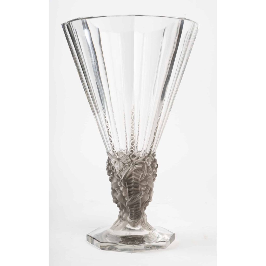 Vase « Faune » cristal blanc moulé-pressé, taillé et patiné gris de René LALIQUE | Biron Vase « Faune » cristal blanc moulé-pressé, taillé et patiné gris de René LALIQUE