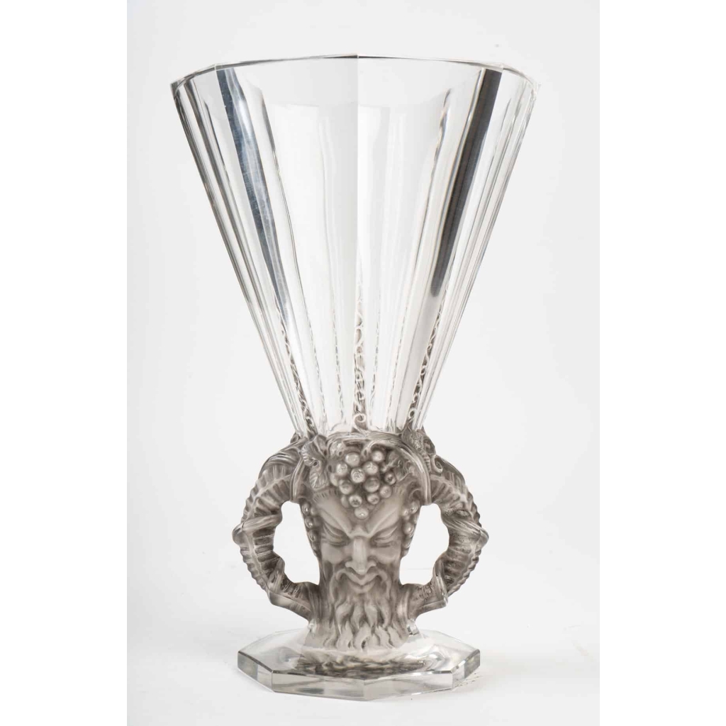 Vase « Faune » cristal blanc moulé-pressé, taillé et patiné gris de René LALIQUE | Biron Vase « Faune » cristal blanc moulé-pressé, taillé et patiné gris de René LALIQUE