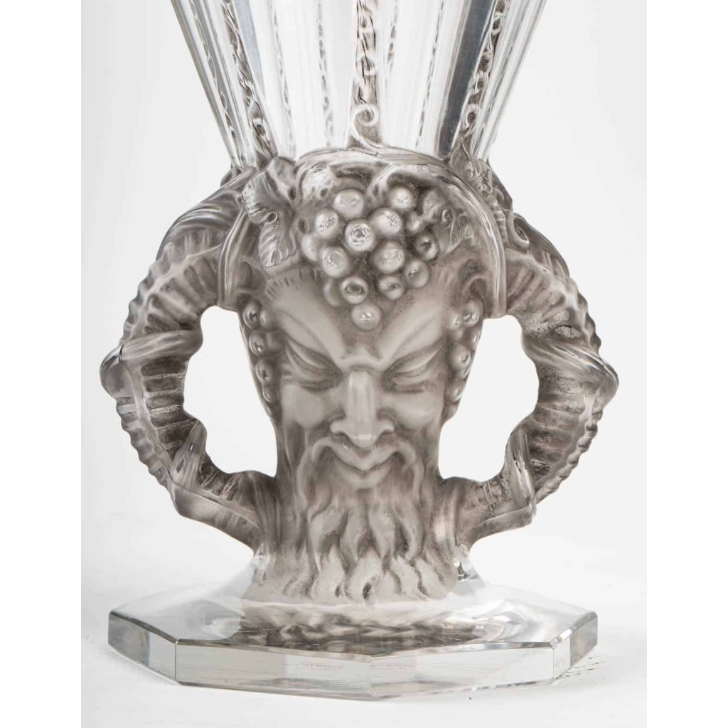 Vase « Faune » cristal blanc moulé-pressé, taillé et patiné gris de René LALIQUE | Biron Vase « Faune » cristal blanc moulé-pressé, taillé et patiné gris de René LALIQUE