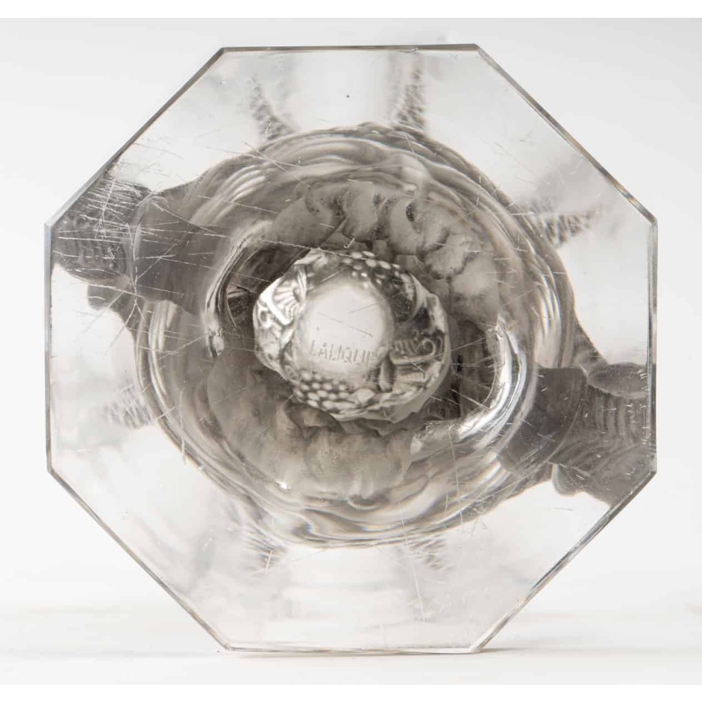 Vase « Faune » cristal blanc moulé-pressé, taillé et patiné gris de René LALIQUE | Biron Vase « Faune » cristal blanc moulé-pressé, taillé et patiné gris de René LALIQUE
