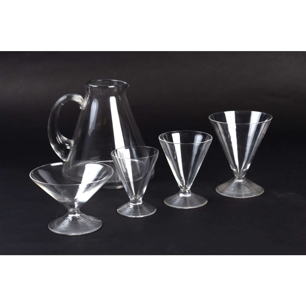 Service « Arbois » verre blanc de René LALIQUE – 40 verres, 1 broc | Biron Service "Arbois" verre blanc de René LALIQUE - 40 verres, 1 broc