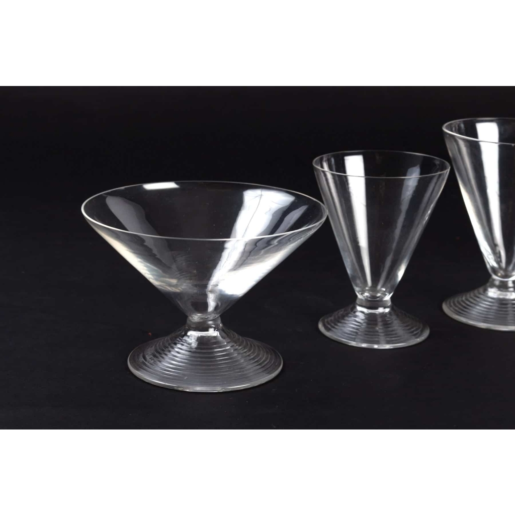Service « Arbois » verre blanc de René LALIQUE – 40 verres, 1 broc | Biron Service "Arbois" verre blanc de René LALIQUE - 40 verres, 1 broc