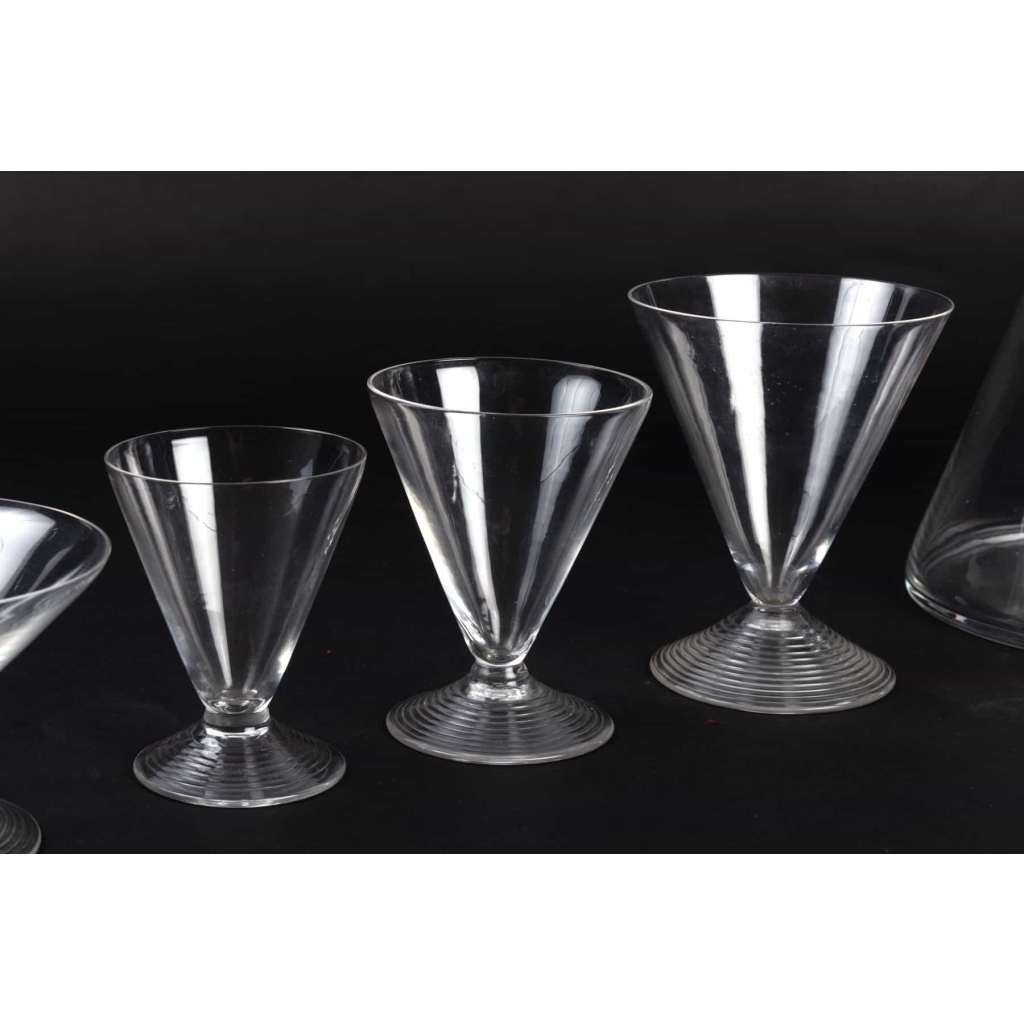 Service « Arbois » verre blanc de René LALIQUE – 40 verres, 1 broc | Biron Service "Arbois" verre blanc de René LALIQUE - 40 verres, 1 broc