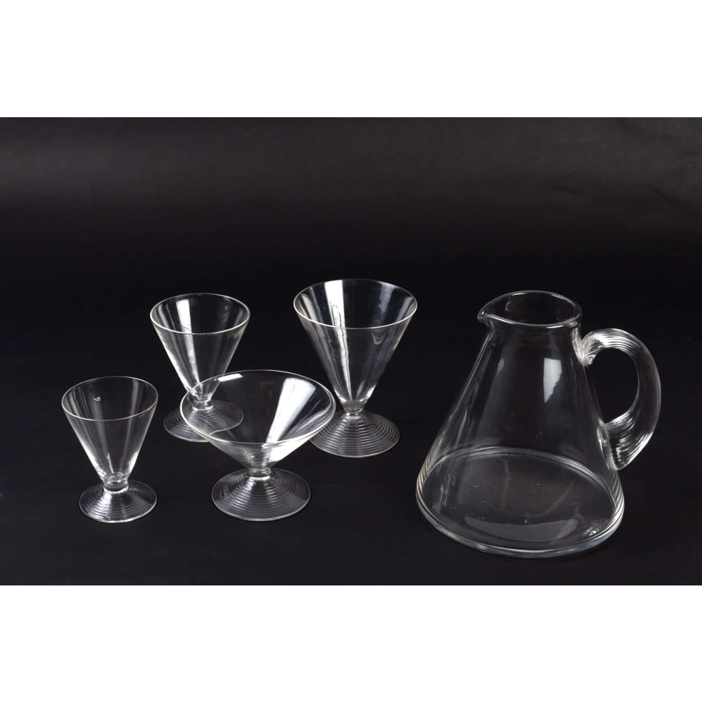Service « Arbois » verre blanc de René LALIQUE – 40 verres, 1 broc | Biron Service "Arbois" verre blanc de René LALIQUE - 40 verres, 1 broc