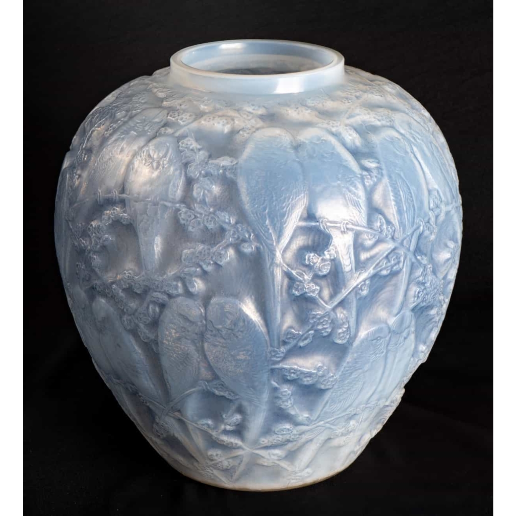 Vase "Perruches" verre opalescent triple couche patiné bleu de René LALIQUE