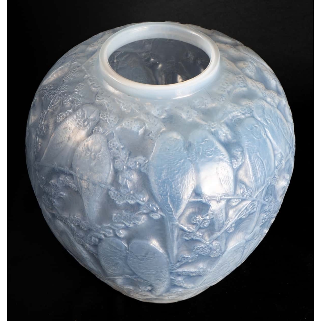 Vase "Perruches" verre opalescent triple couche patiné bleu de René LALIQUE