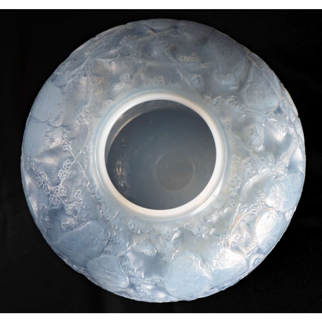 Vase "Perruches" verre opalescent triple couche patiné bleu de René LALIQUE