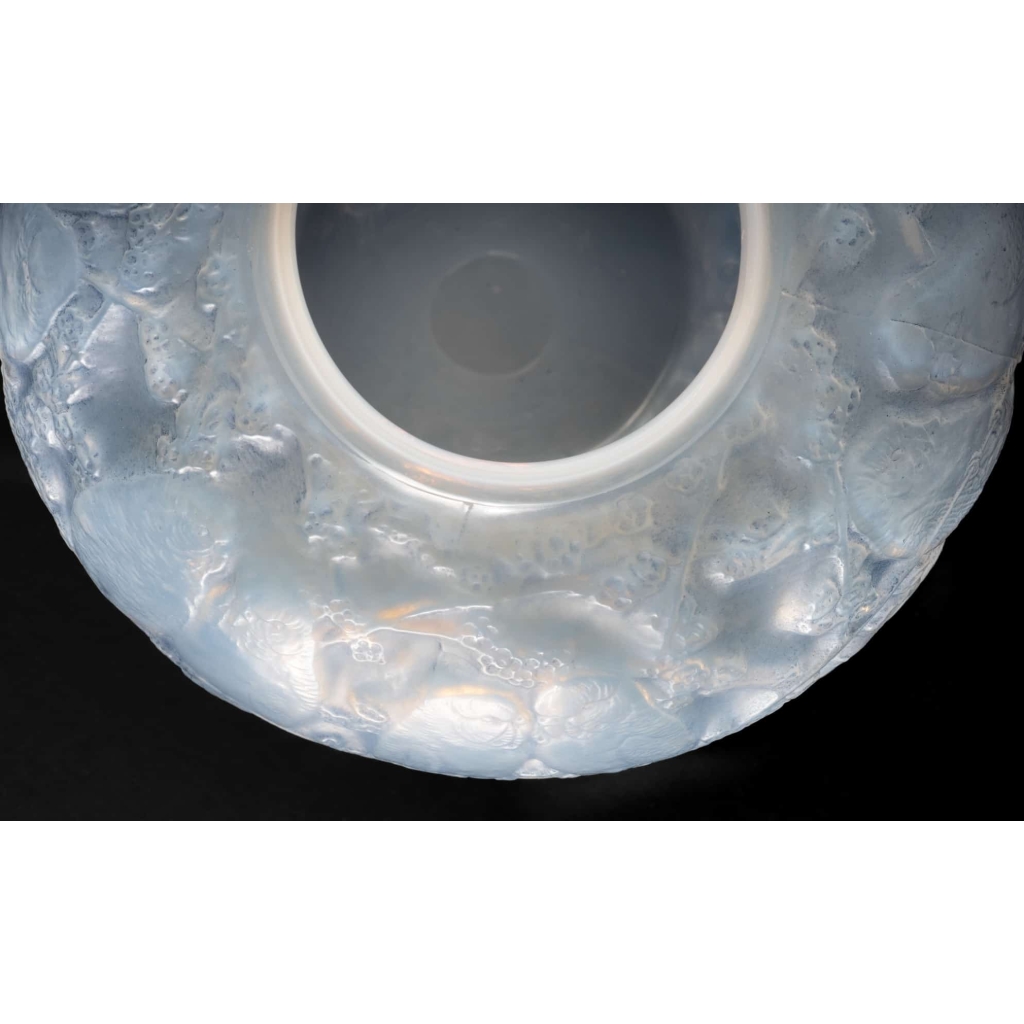 Vase "Perruches" verre opalescent triple couche patiné bleu de René LALIQUE