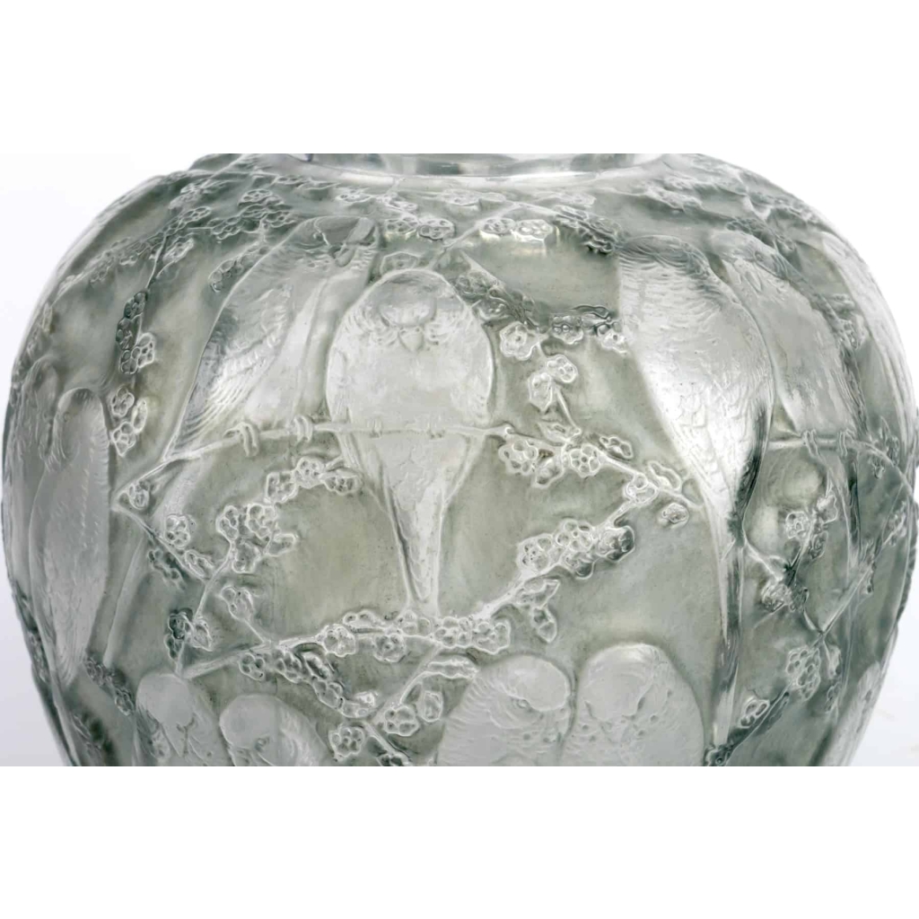 Vase « Perruches » verre blanc patiné gris-vert de René LALIQUE | Biron Vase "Perruches" verre blanc patiné gris-vert de René LALIQUE