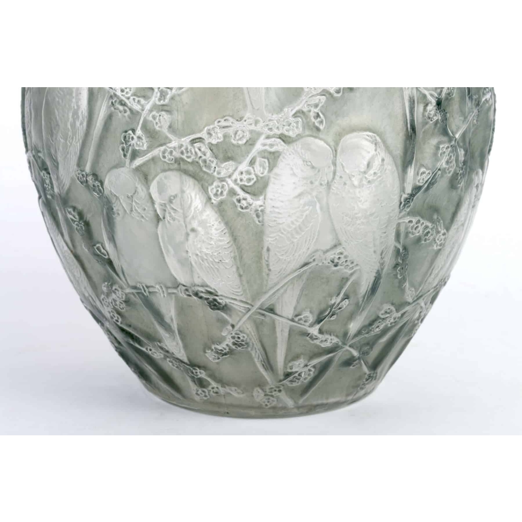 Vase « Perruches » verre blanc patiné gris-vert de René LALIQUE | Biron Vase "Perruches" verre blanc patiné gris-vert de René LALIQUE
