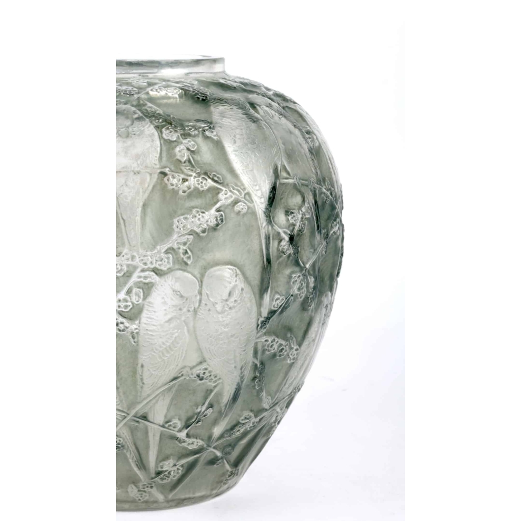 Vase « Perruches » verre blanc patiné gris-vert de René LALIQUE | Biron Vase "Perruches" verre blanc patiné gris-vert de René LALIQUE