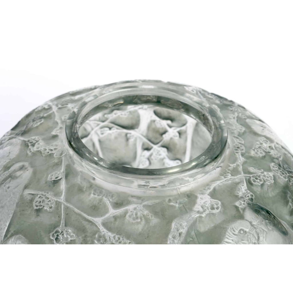 Vase « Perruches » verre blanc patiné gris-vert de René LALIQUE | Biron Vase "Perruches" verre blanc patiné gris-vert de René LALIQUE