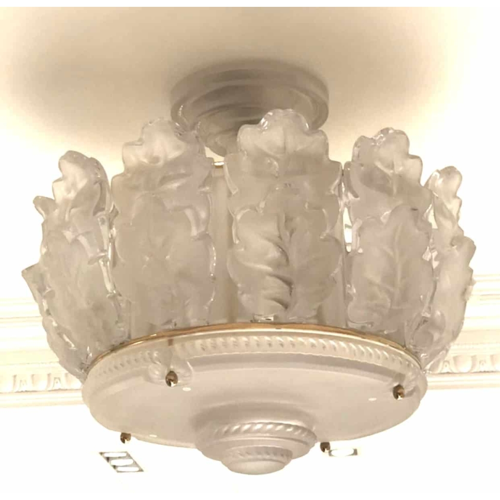 Lustre Plafonnier "Chêne" cristal incolore monture doré de LALIQUE FRANCE d'après un modèle de Marc LALIQUE