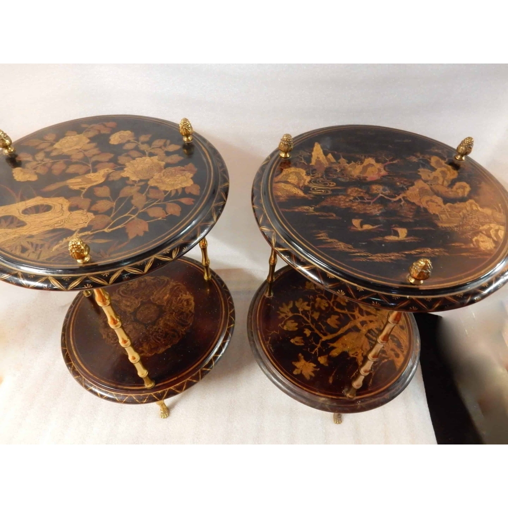 1950/70′ Paire de Guéridons Maison Baguès Décor Bambou en Bronze Doré Avec Plateaux Laque de Chine | Biron 1950/70′ Paire de Guéridons Maison Baguès Décor Bambou en Bronze Doré Avec Plateaux Laque de Chine