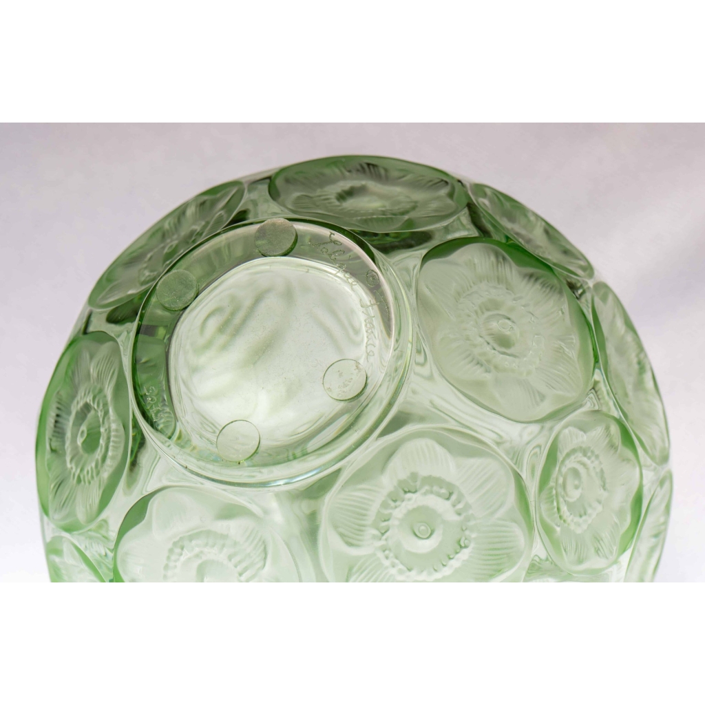 Vase « Anémones » cristal vert clair de LALIQUE FRANCE | Biron Vase "Anémones" cristal vert clair de LALIQUE FRANCE