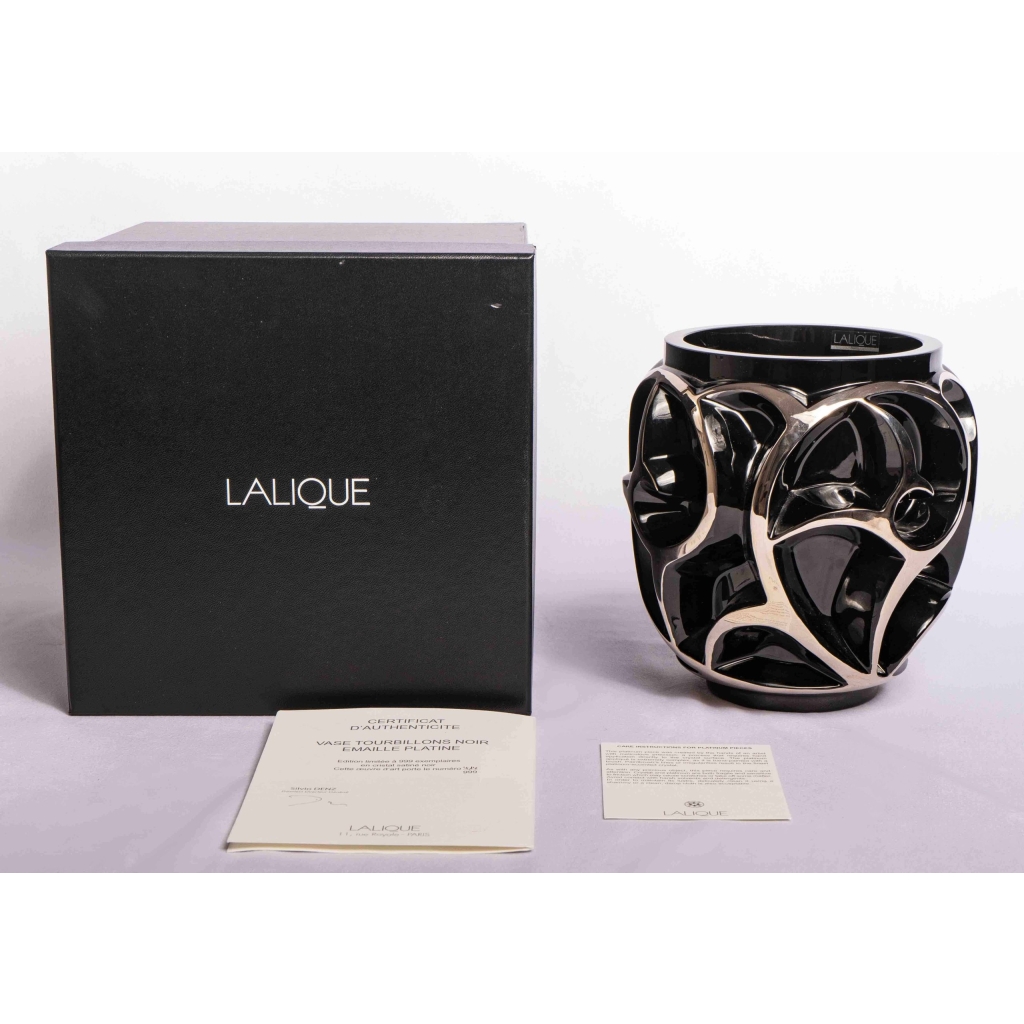 Vase « Tourbillons » cristal noir émaillé platine de LALIQUE FRANCE d’après un modèle de René LALIQUE | Biron |||||||||||