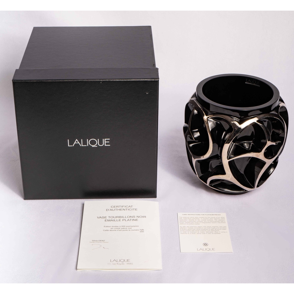 Vase « Tourbillons » cristal noir émaillé platine de LALIQUE FRANCE d’après un modèle de René LALIQUE | Biron Vase "Tourbillons" cristal noir émaillé platine de LALIQUE FRANCE d'après un modèle de René LALIQUE