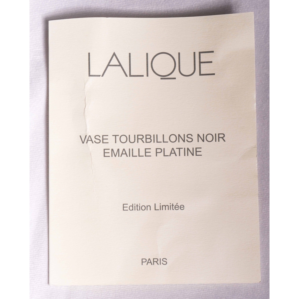 Vase « Tourbillons » cristal noir émaillé platine de LALIQUE FRANCE d’après un modèle de René LALIQUE | Biron Vase "Tourbillons" cristal noir émaillé platine de LALIQUE FRANCE d'après un modèle de René LALIQUE
