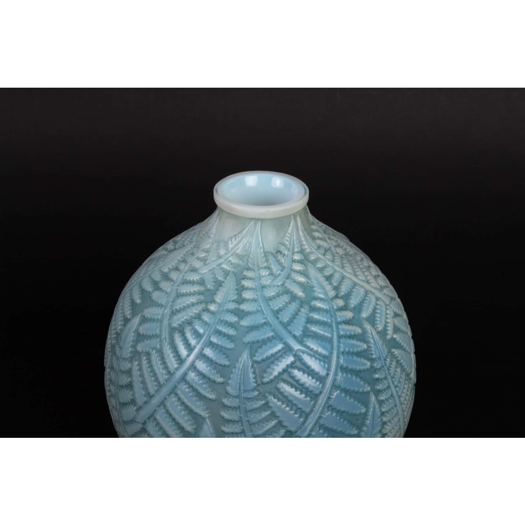 Vase « Espalion » verre opalescent patiné bleu-gris de René LALIQUE | Biron Vase « Espalion » verre opalescent patiné bleu-gris de René LALIQUE